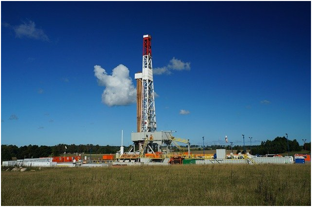 An oil rig surrounded by secondary facilities. 